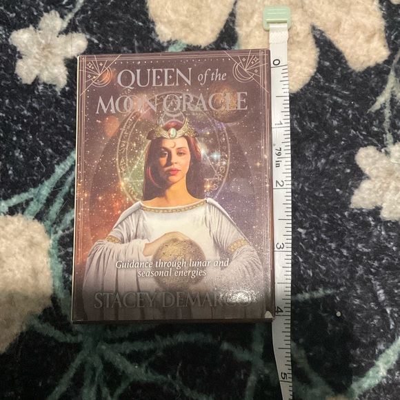 Queen of the Moon Oracle Deck - Picture 3 of 7